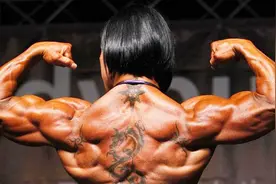 自然健美还是用药过度？最壮肌肉美女，全身皮肉分离青筋暴起！