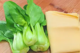 2张豆腐皮，3颗青菜，我家一周做5次，真是太好吃了，香辣又下饭