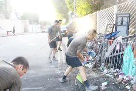 驻港部队官兵走上街头清理路障 市民热烈鼓掌大喊加油