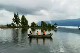 云南洱海现“龙吸水”奇观，狭长水柱连接天地，小舟与龙卷风同框视频封面