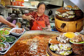 成都小摊摊“10年打下8个大门面”，靠肥肠血旺做绝了，菜品成堆视频封面