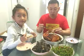 小伙第一次用微波炉烤鸡，味道香喷喷，比外面买的都好吃视频封面