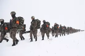 30公里雪地行军、战术射击、野外生存！看武警的超强“魔鬼特训”视频封面