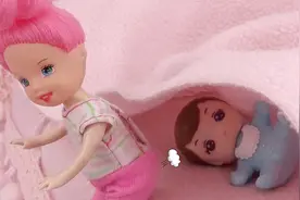 姐姐往被窝里放臭屁，弟弟立马钻出来视频封面