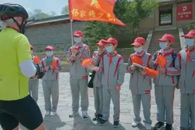 骑行：老外高歌一曲《东方红》，和孩子们，一起缅怀先人视频封面