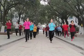 广场舞《无法逃避的痛》流行动感，看看大妈们怎么跳的视频封面