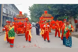 山西农村一土豪结婚，用鸳鸯花轿娶媳妇，路人看了都羡慕不已视频封面