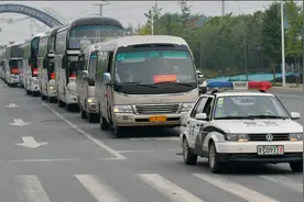 河南：最“豪横”送考！洛阳理工学院租用53辆大巴护送专升本考生