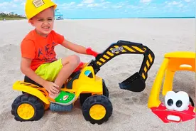 小男孩和妈妈一起来到海边玩耍，却意外发现一辆车视频封面