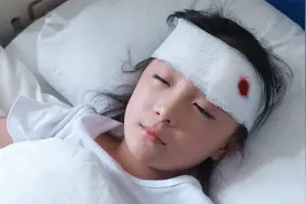 父母发生意外离世，爷爷收养小女孩，长大知道真相泣不成声，影视视频封面