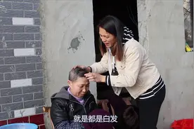 小凤帮妈妈打理假发，脱掉帽子的那一刻心痛了，涨出了好多白发视频封面