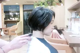 “纯正日系”短发，剪齐烫直就是不一样，显小气质翻倍视频封面