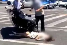 深圳一女子被电动车遮阳棚割喉？交警：系电动车闯红灯撞人事故视频封面