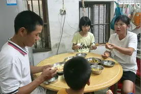 吃着鱼虾蟹生的海鸭蛋，怎么都好吃，小池做鸭蛋宴几种吃法吃过瘾视频封面