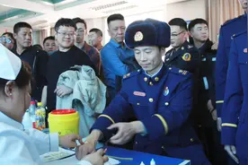 内蒙古银漫矿业事故：森林消防官兵献血5小时超1.6万毫升视频封面