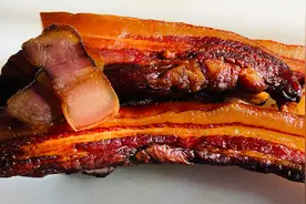 五花肉这样腌制成腊肉，简单又快速，腊肉晶莹剔透，香味浓郁