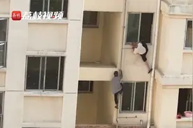 患有痴呆老人爬窗外被卡，63岁聋哑志愿者徒手爬4楼救人视频封面