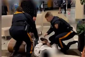 如此双标？美国商场白人和黑人斗殴，两名警察只跪压并铐住黑人视频封面