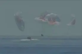 SpaceX载人飞船成功返航，现场画面曝光，45年来首次溅落海上视频封面