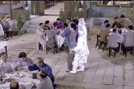 童年阴影“ 鬼附身 ”  症状：走路垫高脚，瞪大眼，眼神呆滞。