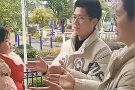 双胞胎爸爸和兄弟留同款造型，9个月女儿一眼认出，爸爸满脸骄傲视频封面