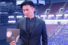 谢霆锋现身王俊凯演唱会，跟着粉丝们一起摇摆，结束直竖起大拇指