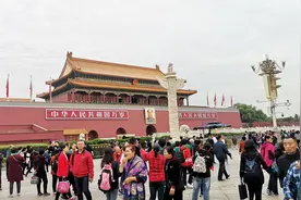 天安门城楼对游客开放。只有这样才可以登上去参观。