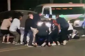 一电动车骑手被卷入汽车车底，瞬间车旁围满近10名好心人抬车施救视频封面