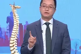 怎样睡觉不伤腰，专家表示：平躺时腰椎间盘所受的压力最小