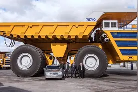 载重1000吨4660匹马力，世界最大卡车火了，售价比飞机还贵视频封面