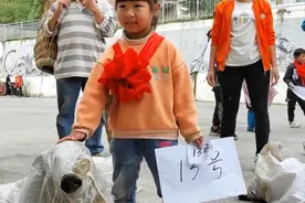 支教老师奖励优秀学生小猪仔：把乡村教育和乡村振兴结合起来视频封面