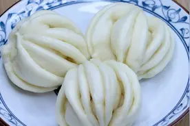 1盒纯牛奶加上面粉，教你做奶香花卷，一次发酵，洁白松软视频封面