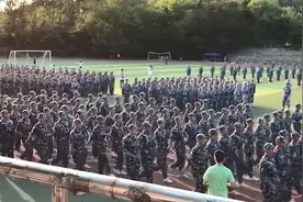 女学生军训表演“空翻”，瞬间征服全校！教官眼睛都看直了视频封面