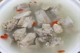 骨头汤这样炖才好喝，下锅前多上这一步，汤鲜肉烂，天天喝都不腻视频封面