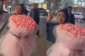 女子晒男友送的99朵玫瑰花，眉目含笑羞涩歪头，网友：我差在哪？视频封面