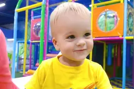 外国小男孩和哥哥在室内游乐场和玩具玩捉迷藏视频封面