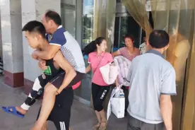 爸爸生病出院了，姐弟俩忙前忙后办出院，高高兴兴把爸爸接回家视频封面