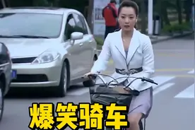 美女穿裙子骑车，没骑多久发现很尴尬，小伙见到直偷笑，爆笑骑车视频封面