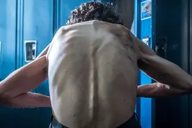 《小丑》你不知道的事：杰昆菲尼克斯为戏暴瘦46斤，苦练病态笑声