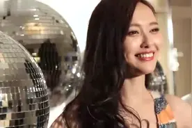唐嫣携众多女神拍摄杂志，拍摄过程全程露出梨涡笑，超甜的视频封面