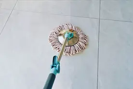 拖地总是有水渍，教你一招，地板光亮，即拖即干，省时又省力！