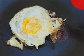 河南男子太阳下铁锅煎蛋，网友目瞪口呆：熟了就算了，还能糊了？视频封面