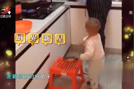 妈妈骗宝宝：小孩不能吃巧克力，不料宝宝是个文化人