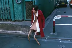 女孩因为压力太大变成了椅子，最后被幸运的帅哥捡回家！视频封面