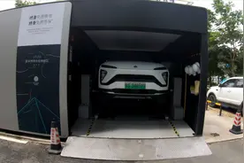 国产电动汽车终身免费换电？东莞小伙带大家体验，免费换完真香！