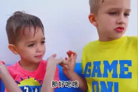 他穿上潜水服要在泳池潜水吗，小男孩把玩具屋搬到泳池里视频封面