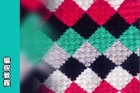 家中废旧的毛线不要扔，钩针编织一款席纹方格毯子，既好看又环保视频封面