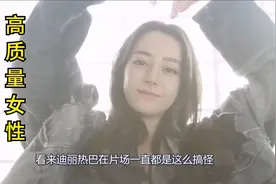 女迪丽热巴模仿高质量男性，颜值实力超原版，身后两位大哥却无视视频封面