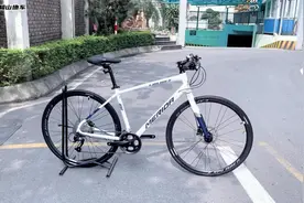 新手入门必选车型，美利达探索者300平把公路车，高颜值性能佳！视频封面