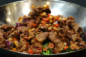 大厨教你“孜然牛肉”家常做法，步骤详细，简单易学，下酒又下饭视频封面